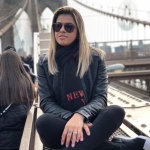 Meet your Posher, Débora